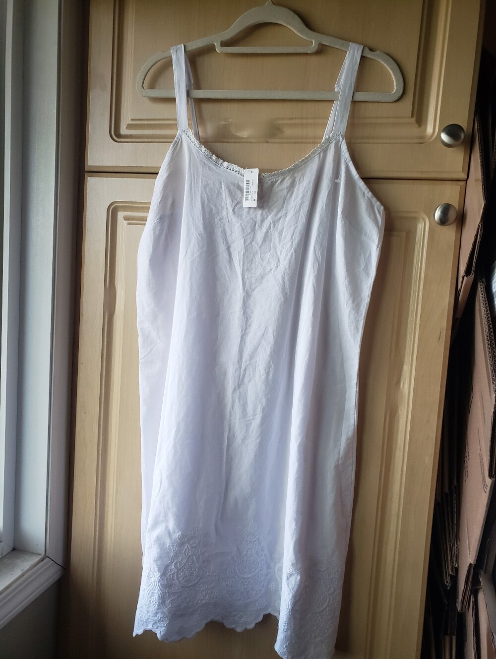 NWT La Vie En Rose White Embrodered Lace-Trim Slip Chemise